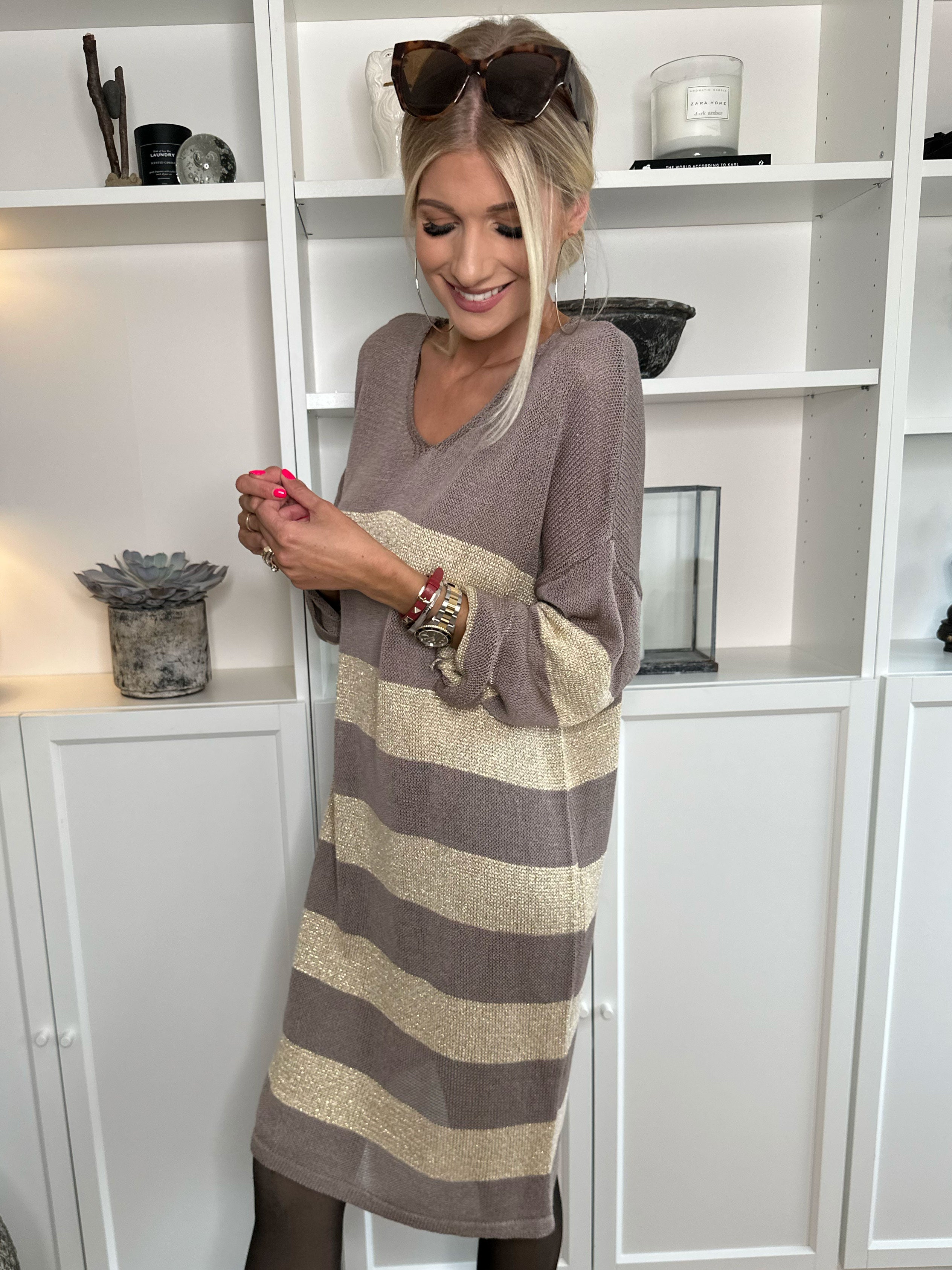 Dima Dress - Strikkjole i viskose med guld striber og v-hals